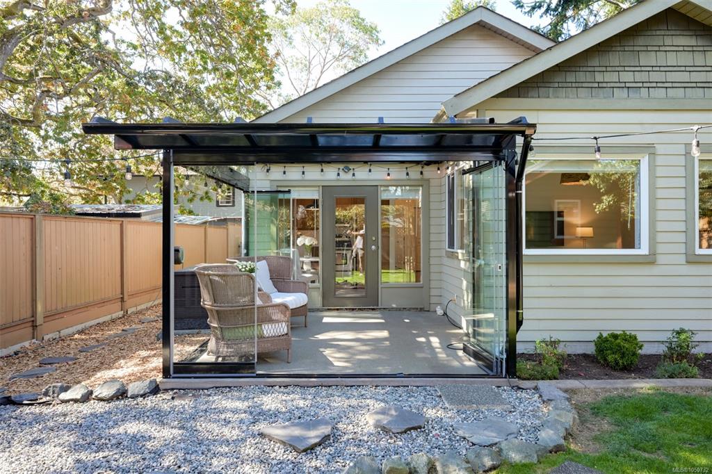 Fifth View of 2563 Shelbourne St, Victoria, BC, V8R 4L7