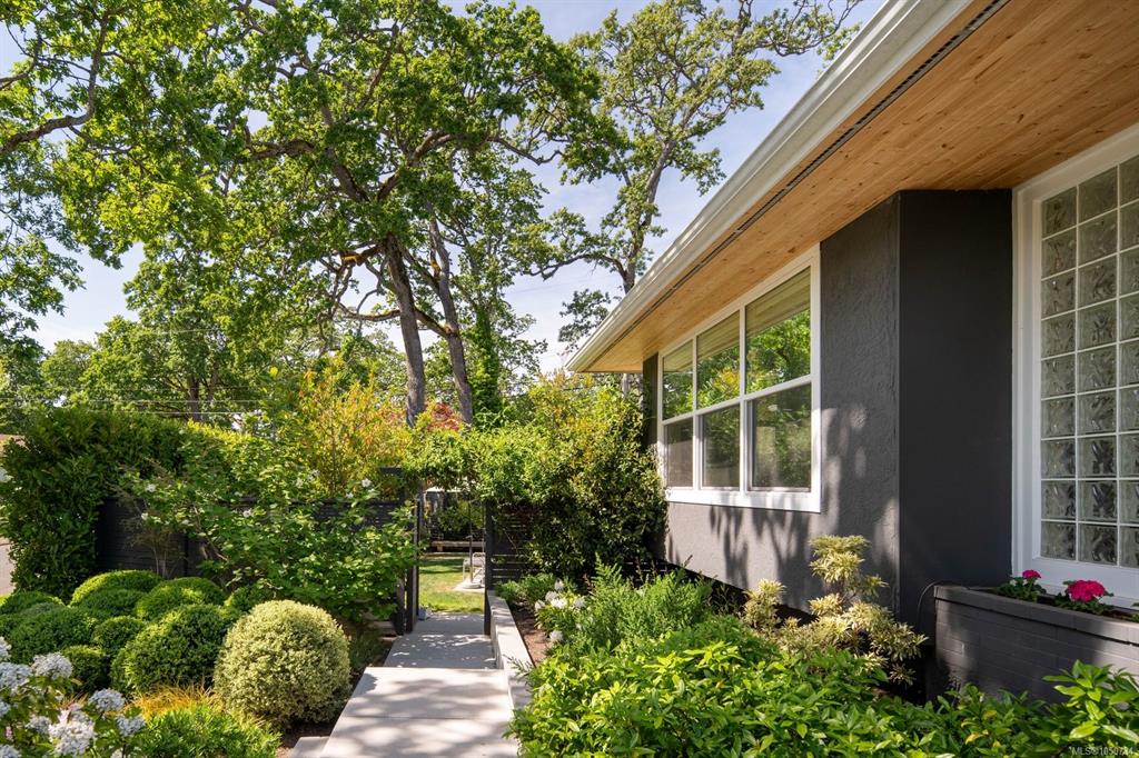 Fifth View of 3311 Gibbs Rd, Oak Bay, BC, V8P 4Y5