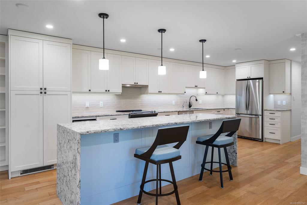Fifth View of 2930 Cook St, Spencer Castle, Victoria, BC, V8T 3S7