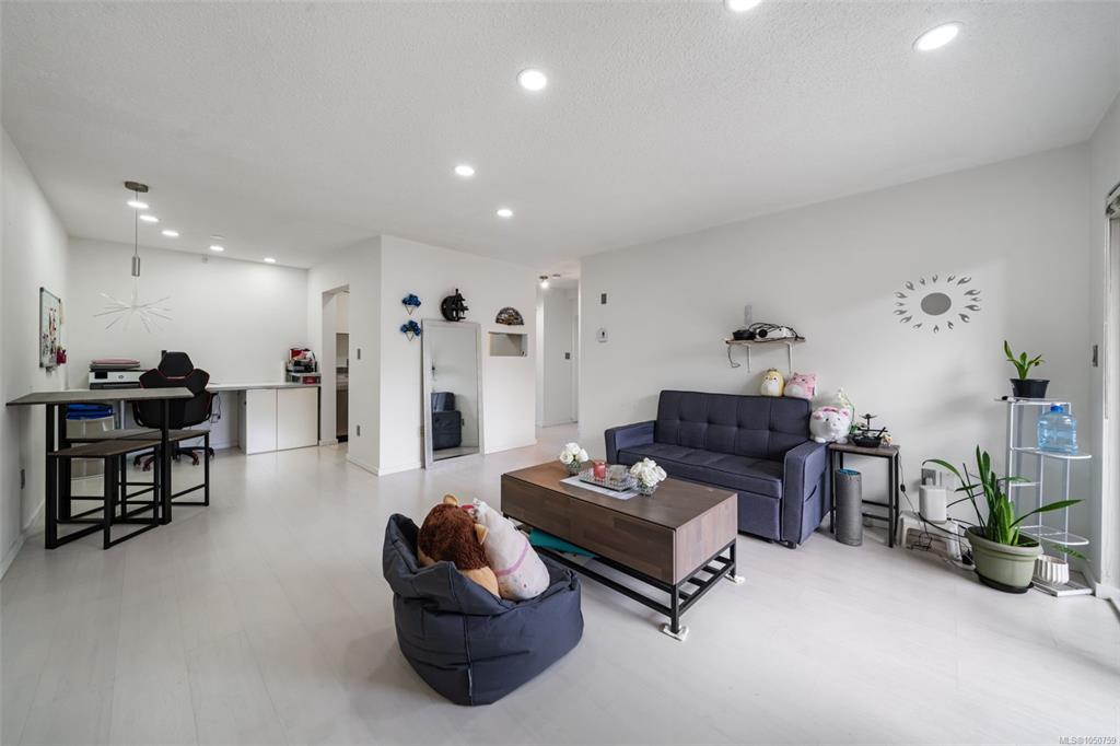 Fifth View of 2757 Quadra St, Victoria, BC, V8T 4E5
