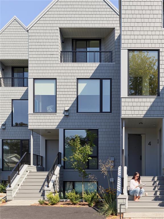 Fifth View of 909 Redfern St, Wisteria Row, Victoria, BC, V8S 4G6