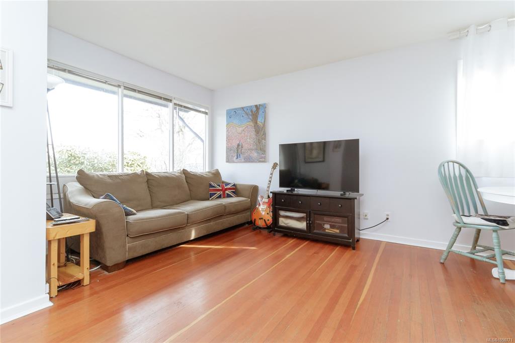 Fifth View of 1747 Newton St, Victoria, BC, V8R 2R1