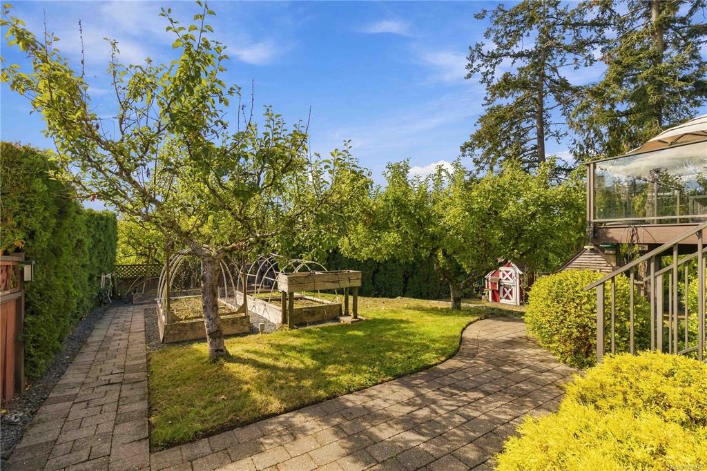Third View of 595 Ridgegrove Ave, Saanich, BC, V8Z 6H4