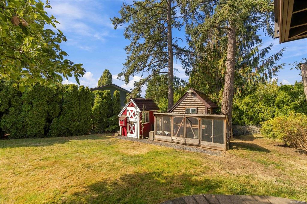 Fourth View of 595 Ridgegrove Ave, Saanich, BC, V8Z 6H4