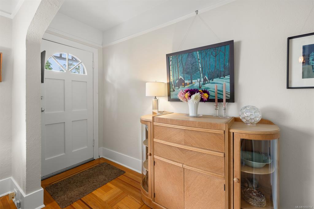 Fifth View of 3358 Cook St, Saanich, BC, V8X 1A8