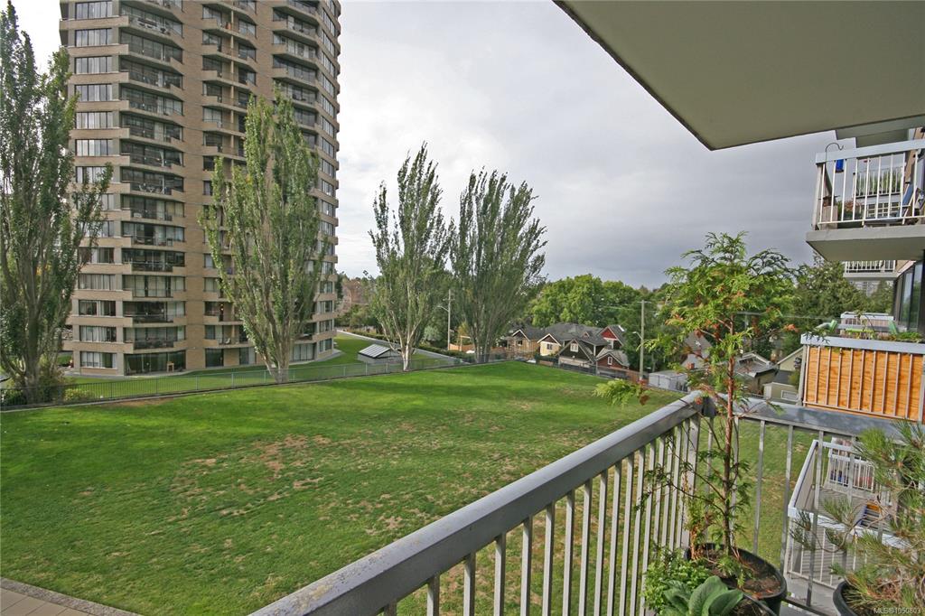 Fourth View of 647 Michigan St, Victoria, BC, V8V 1S9