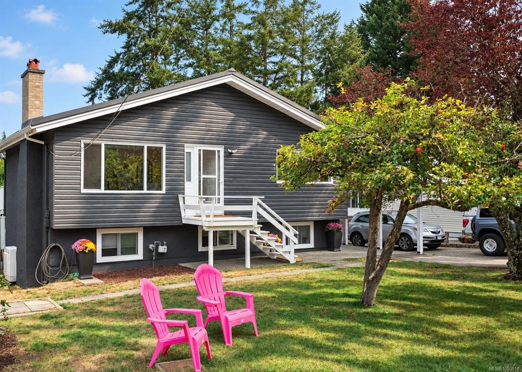Second View of 558 Kenneth St, Saanich, BC, V8Z 2B7