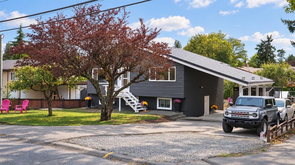 Third View of 558 Kenneth St, Saanich, BC, V8Z 2B7