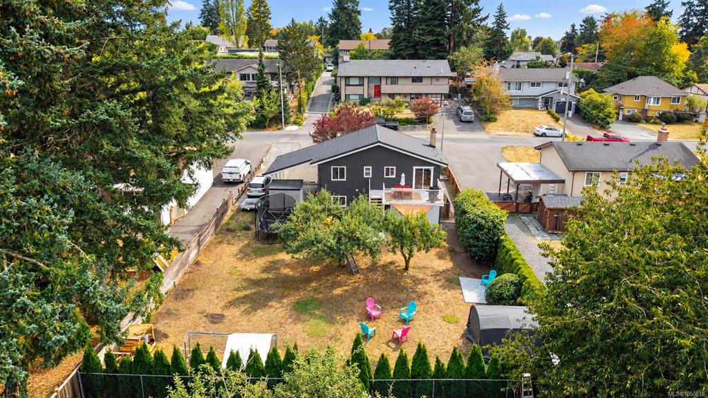 Fifth View of 558 Kenneth St, Saanich, BC, V8Z 2B7