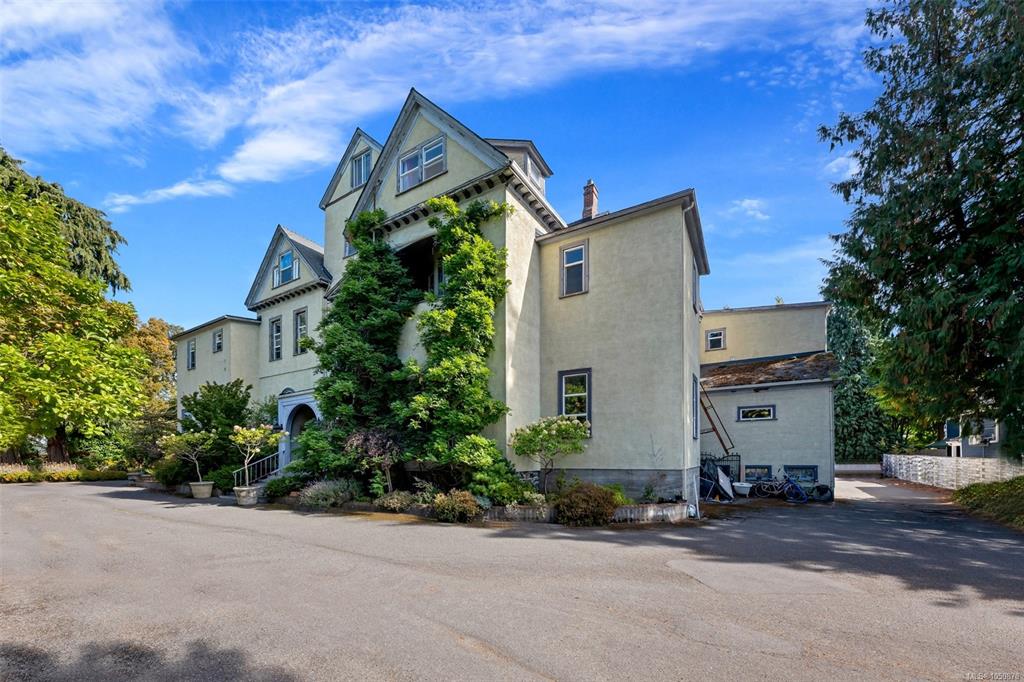 Third View of 1249 Rockland Ave, Victoria, BC, V8V 3X3