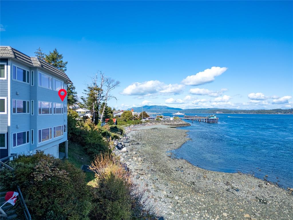 Third View of 553 Island Hwy N, Campbell River, BC, V9W 2B9