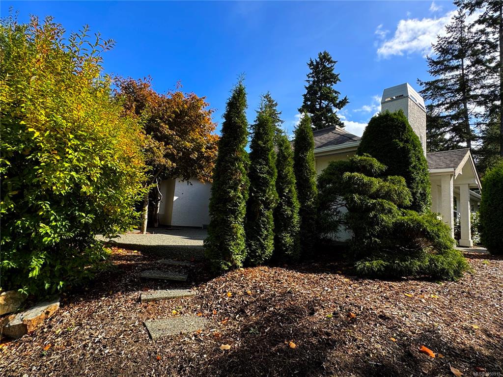 Fourth View of 1096 Valewood Trail, Saanich, BC, V8X 5E3