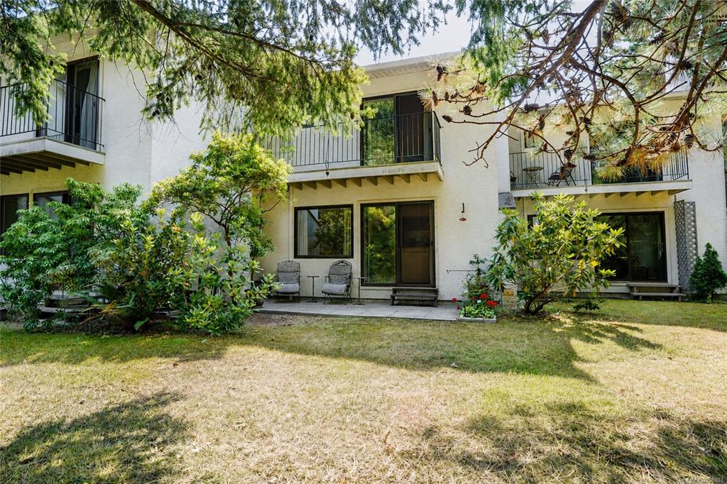 Fifth View of 610 Mckenzie Ave, Saanich, BC, V8Z 2A7