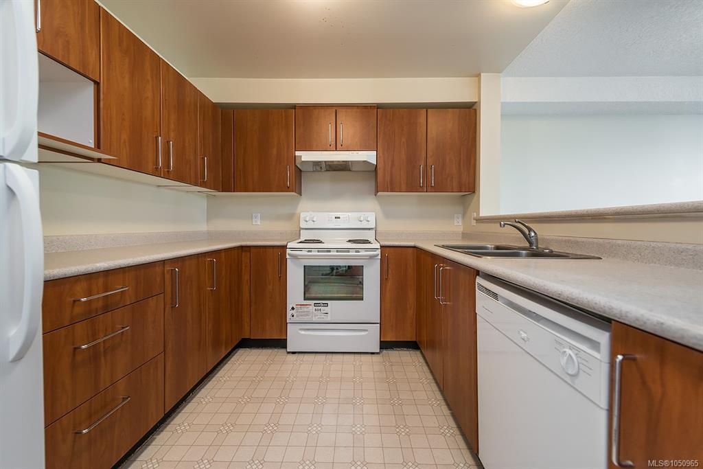 Fifth View of 789 Blackberry Rd, Saanich, BC, V8X 5J3
