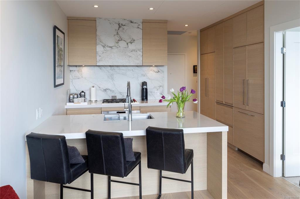 Fourth View of 1916 Oak Bay Ave, The Redfern, Victoria, BC, V8R 1C7