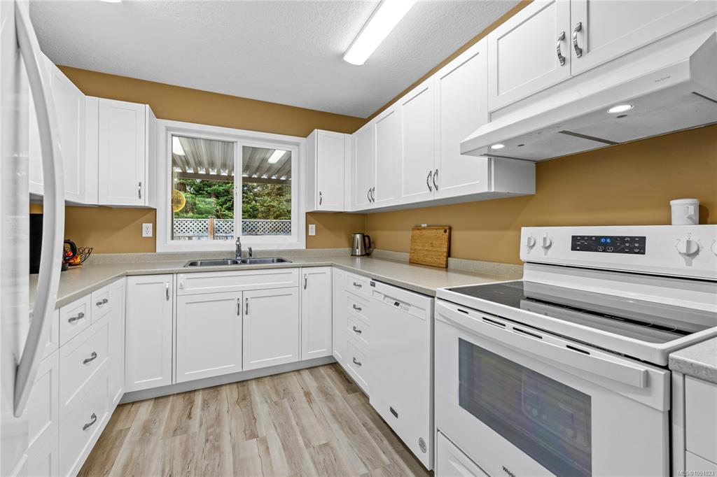 Third View of 834 Redonda Pl, Qualicum Beach, BC, V9K 1R4