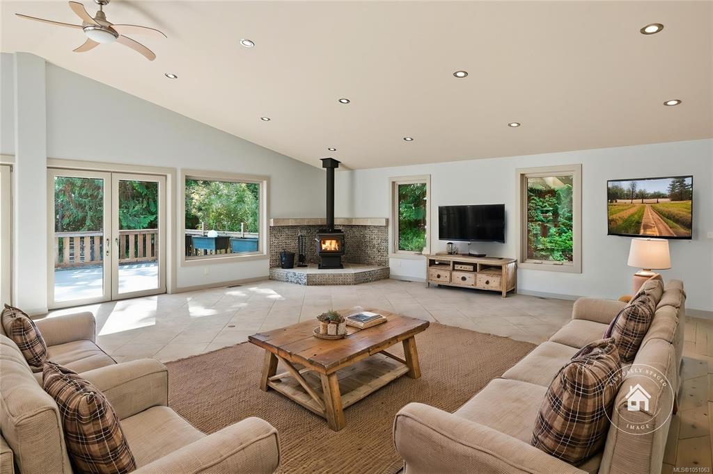 Third View of 3060 Thorpe Rd, Qualicum Beach, BC, V9K 1Z7