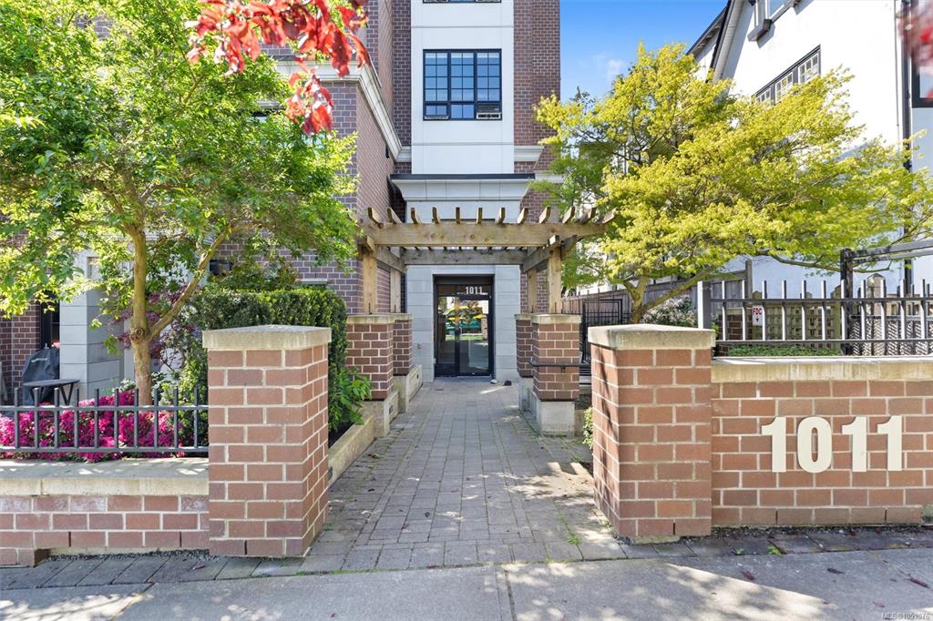 1011 Burdett Ave, 1051076, BC,