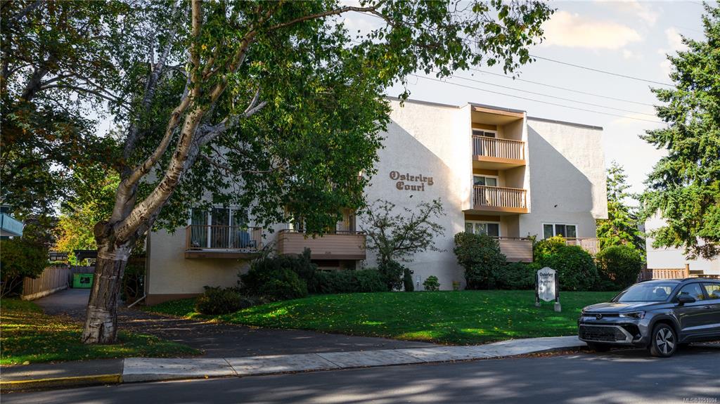 Third View of 1520 Richmond Ave, Victoria, BC, V8R 4P6