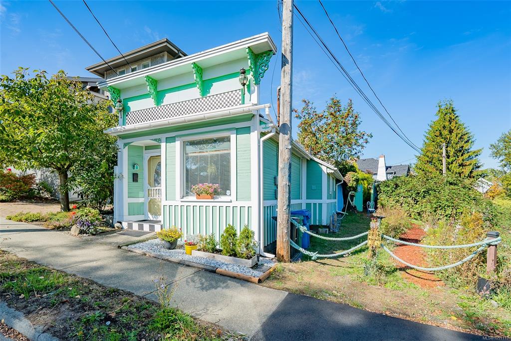 Third View of 660 Albert St, Nanaimo, BC, V9R 2W4