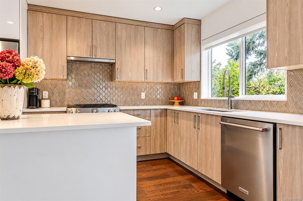 1032 Cloverdale Ave, 1051180, BC,