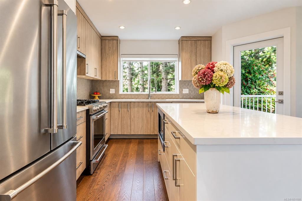 Fourth View of 1032 Cloverdale Ave, Saanich, BC, V8X 2T9