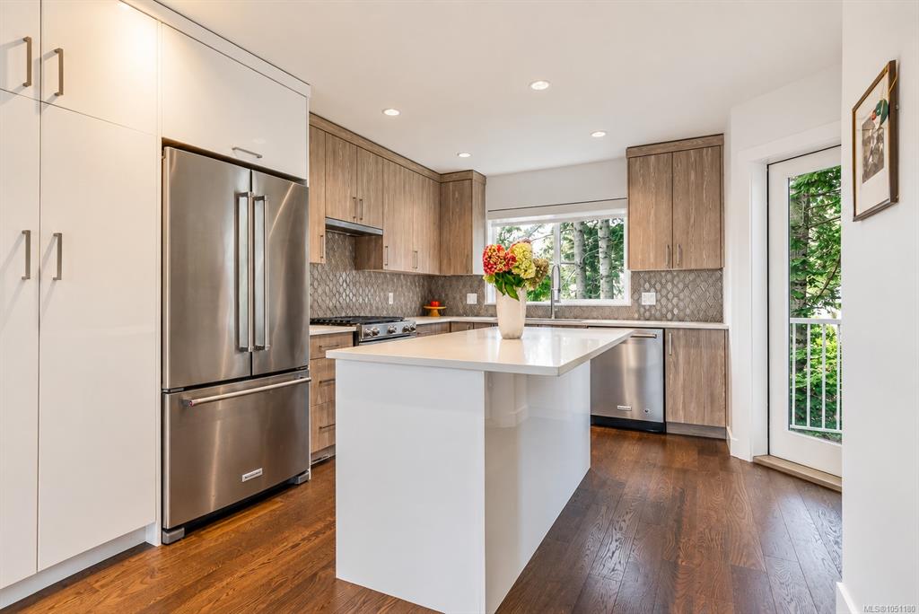 Fifth View of 1032 Cloverdale Ave, Saanich, BC, V8X 2T9