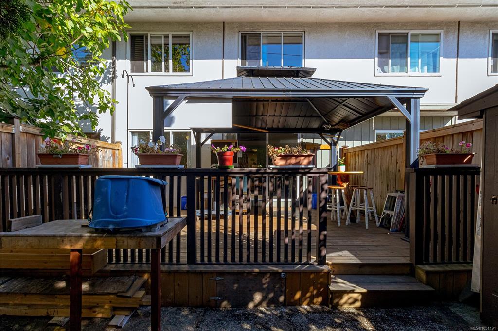 Fourth View of 386 Burnside Rd W, Saanich, BC, V8Z 1M1