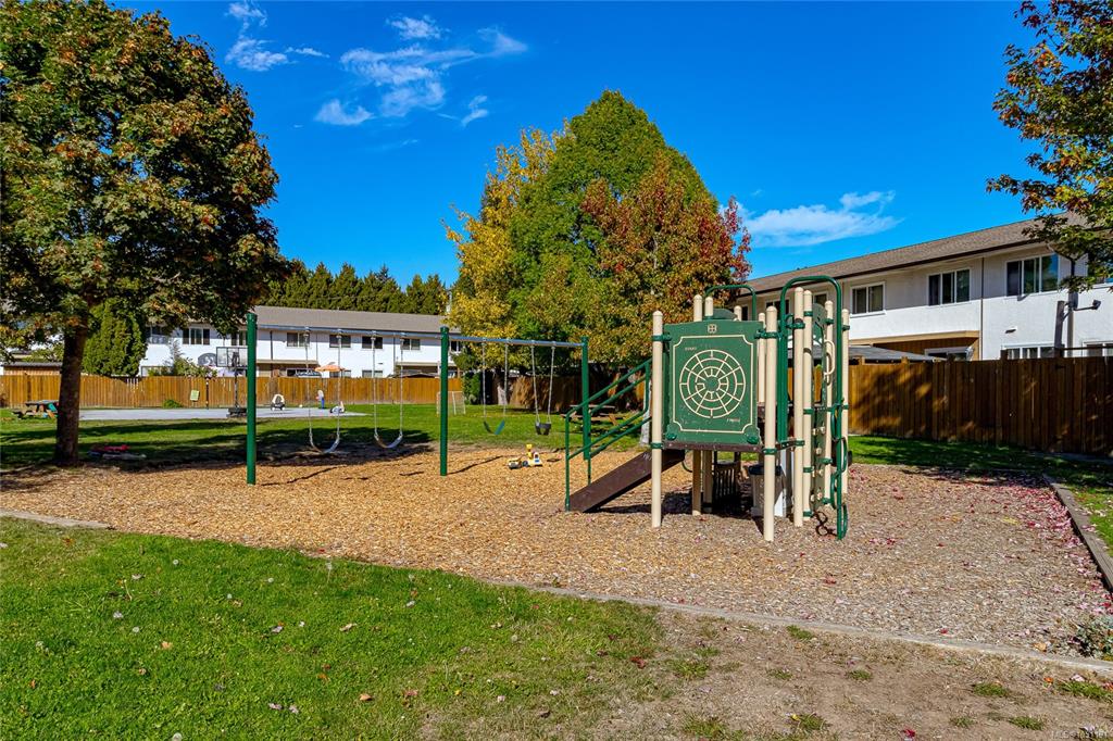 Fifth View of 386 Burnside Rd W, Saanich, BC, V8Z 1M1