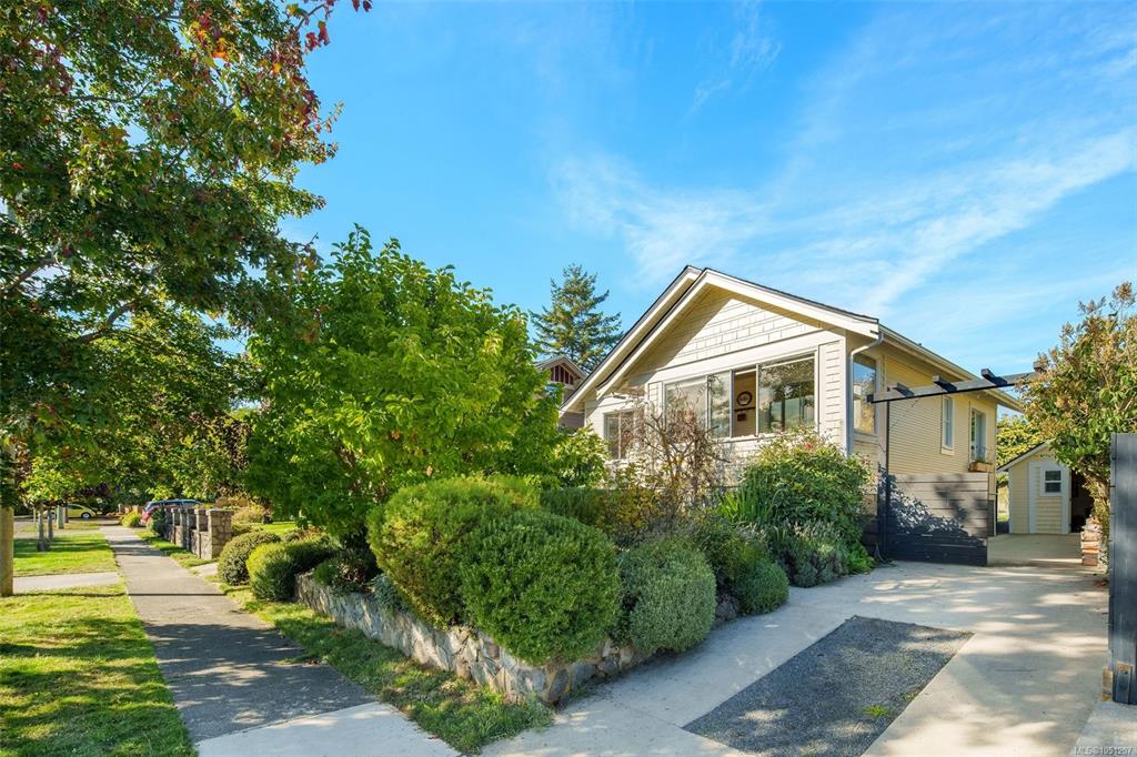Third View of 1618 Pinewood Ave, Victoria, BC, V8S 1K7