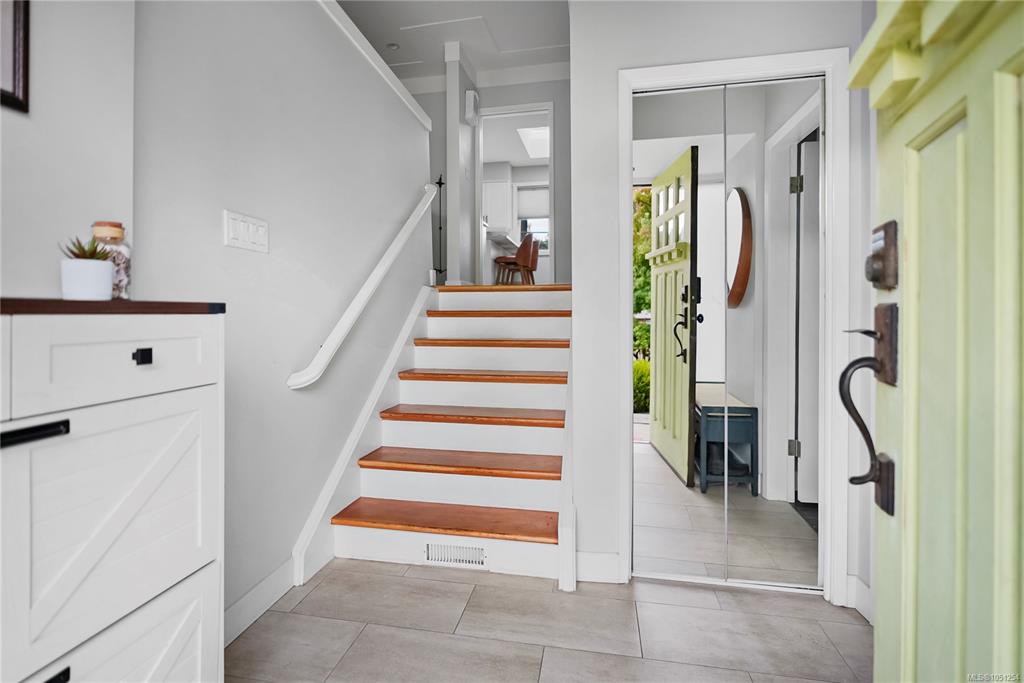 Fifth View of 800 Alvarado Terr, Saanich, BC, V8Y 1G4