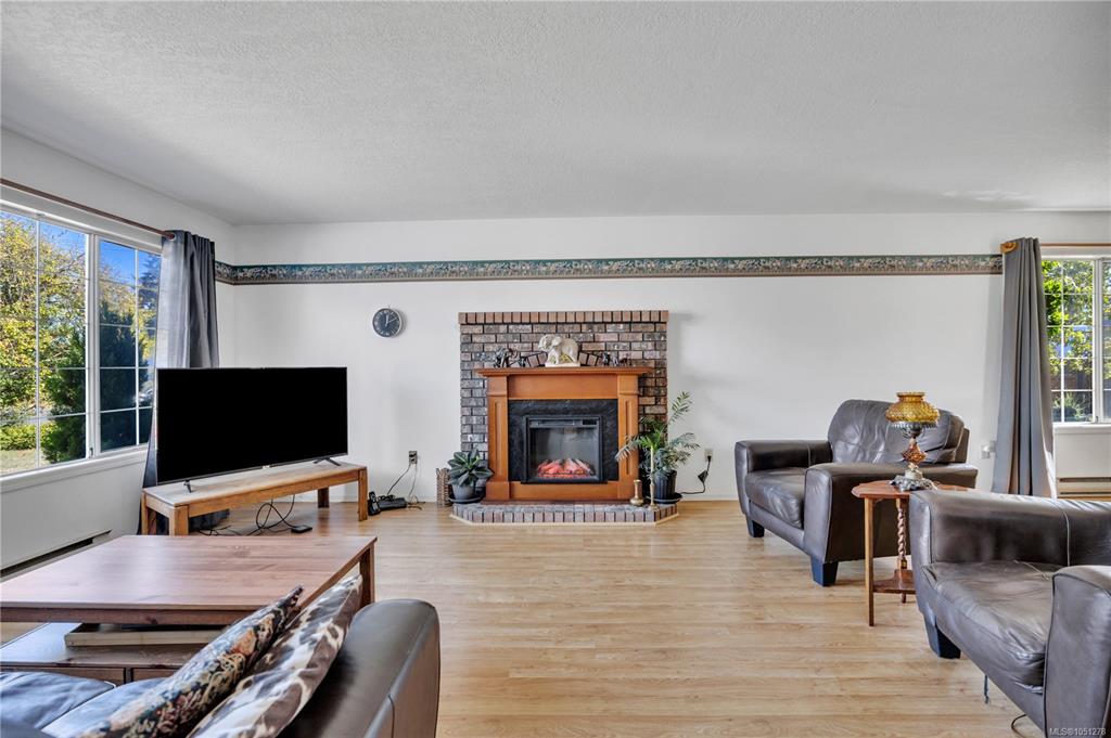 Third View of 702 Forsyth Ave, Parksville, BC, V9P 1E7