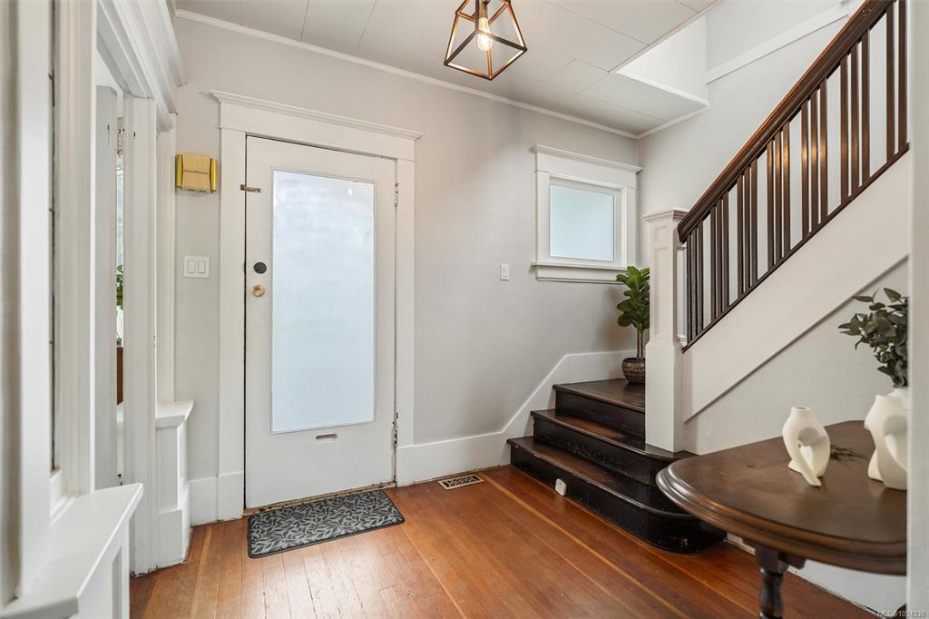 Fourth View of 1200 Hampshire Rd, Oak Bay, BC, V8S 4T2