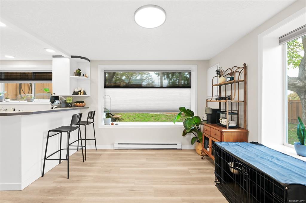 Fifth View of 2207 Victor St, Victoria, BC, V8R 4C6