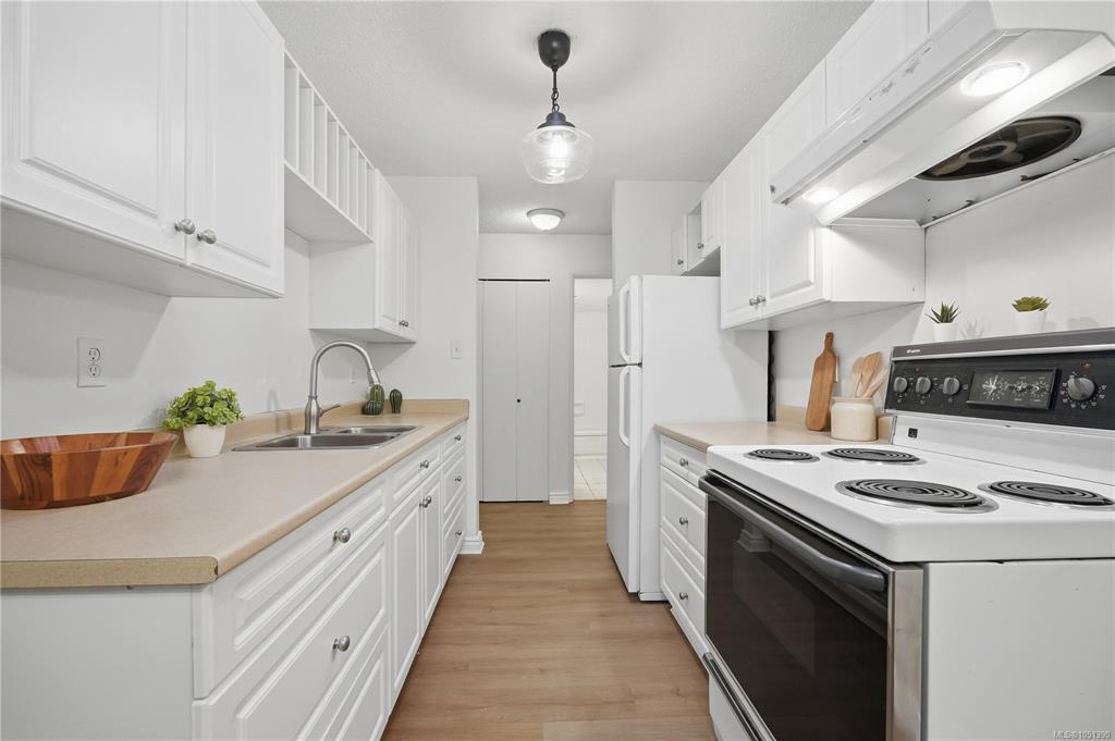 Second View of 909 Pembroke St, Victoria, BC, V8T 4Z5