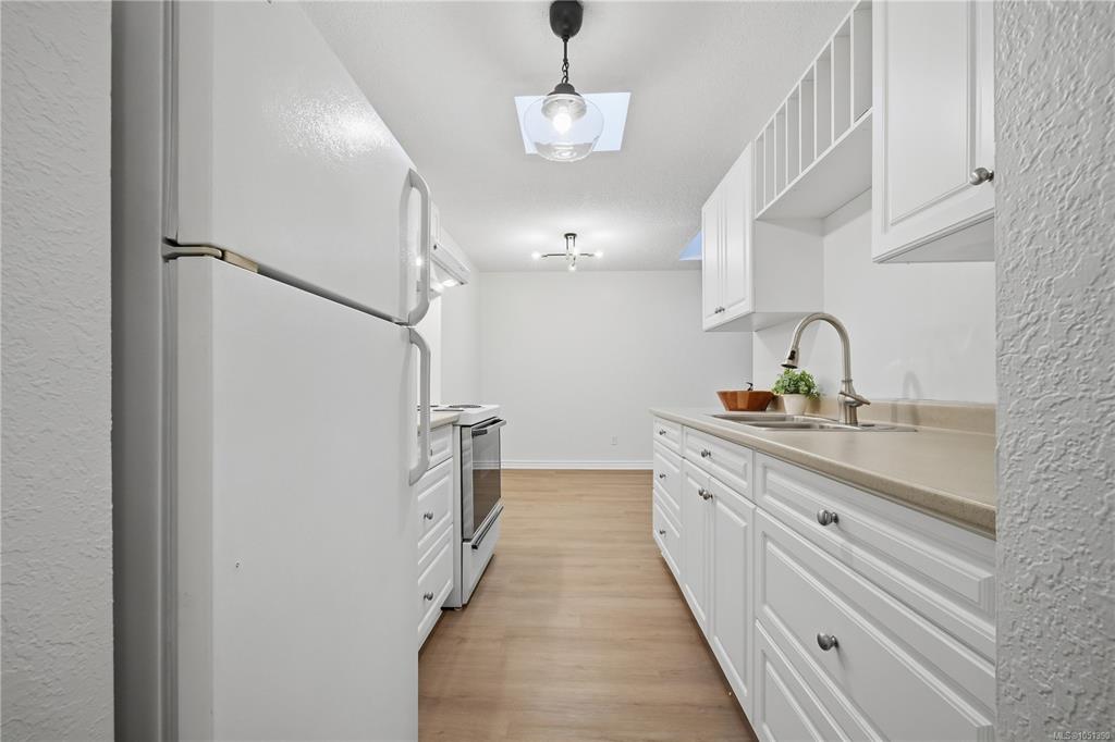 Third View of 909 Pembroke St, Victoria, BC, V8T 4Z5