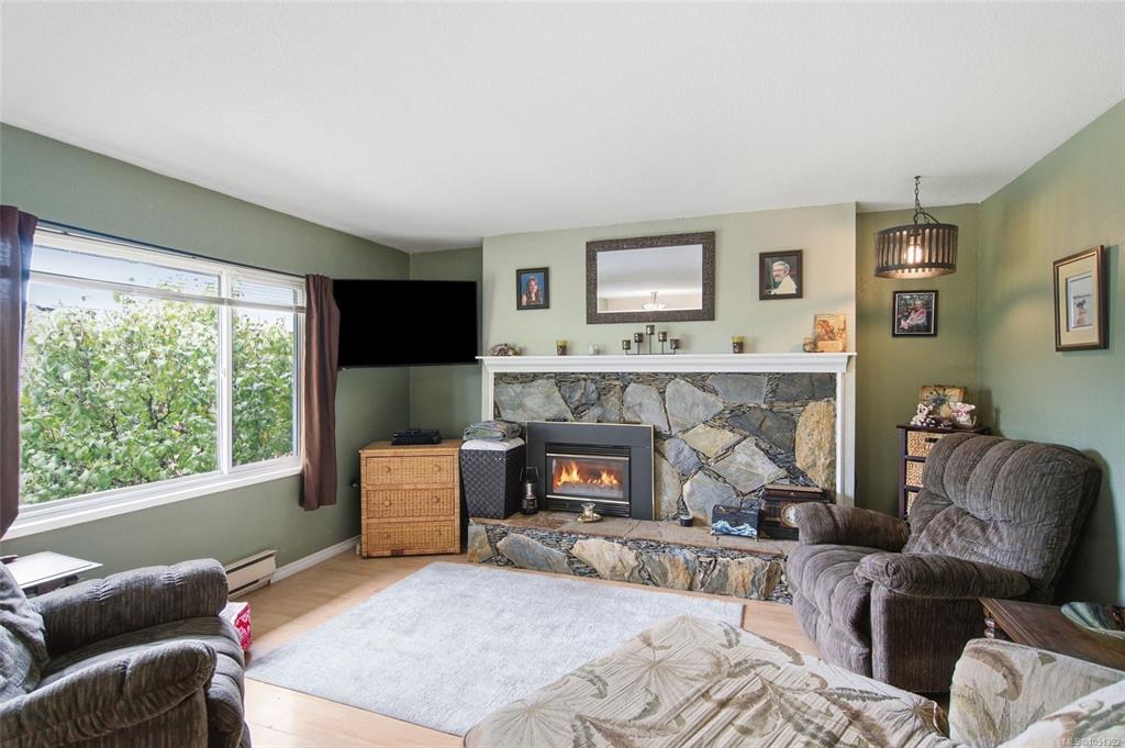 Third View of 961 Trunk Rd, FAIROAKS, Duncan, BC, V9L 2R9