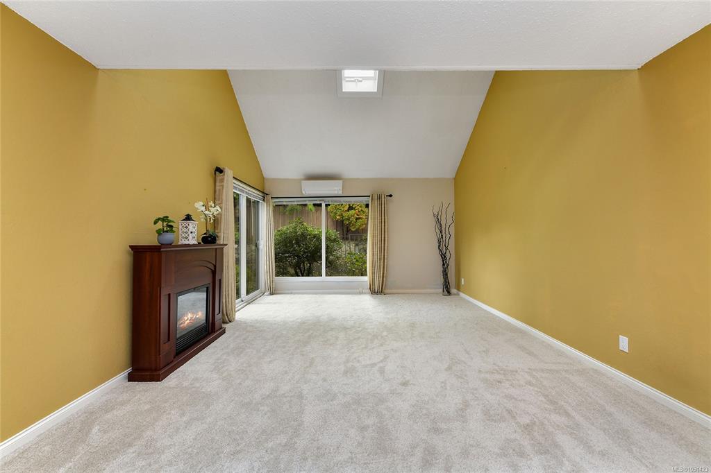 Third View of 2310 Fernwood Rd, Victoria, BC, V8T 2Z5