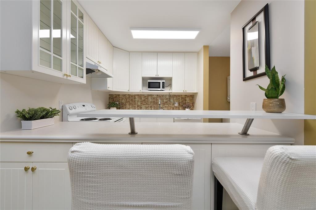 Fourth View of 2310 Fernwood Rd, Victoria, BC, V8T 2Z5