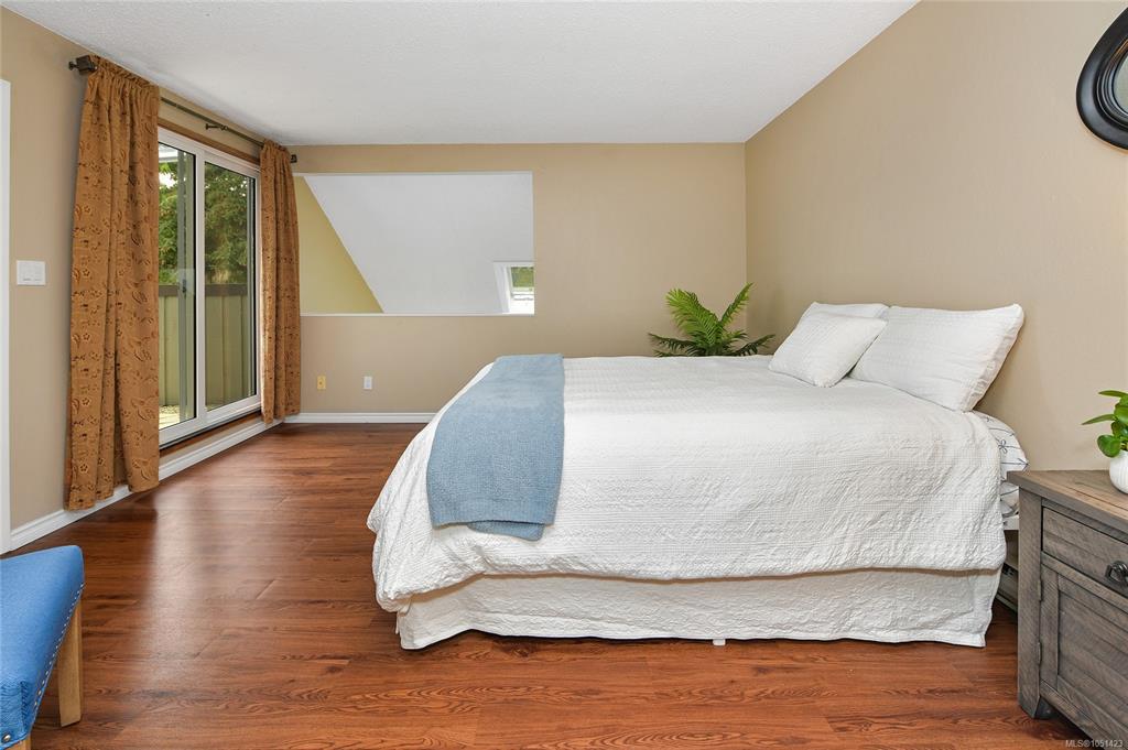 Fifth View of 2310 Fernwood Rd, Victoria, BC, V8T 2Z5