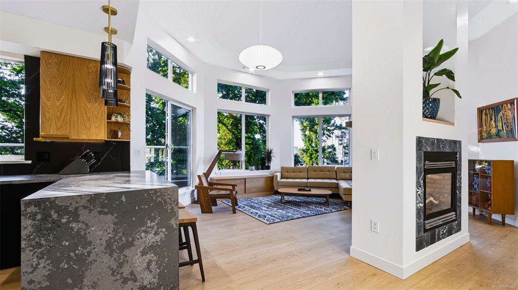 60 Dallas Rd, 1051477, BC,
