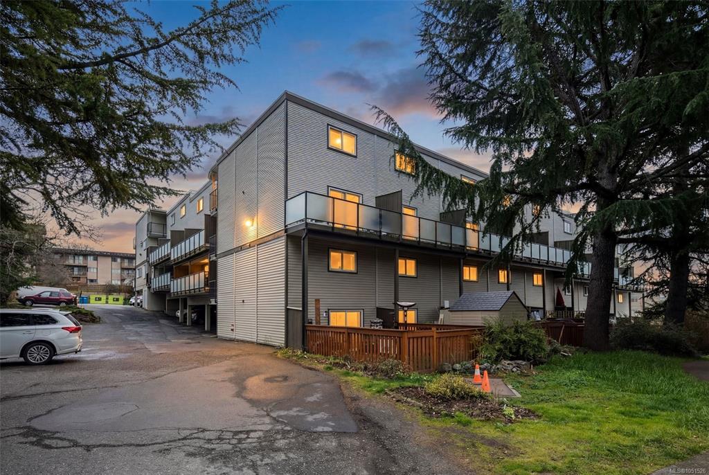 991 Cloverdale Ave, 1051526, BC,