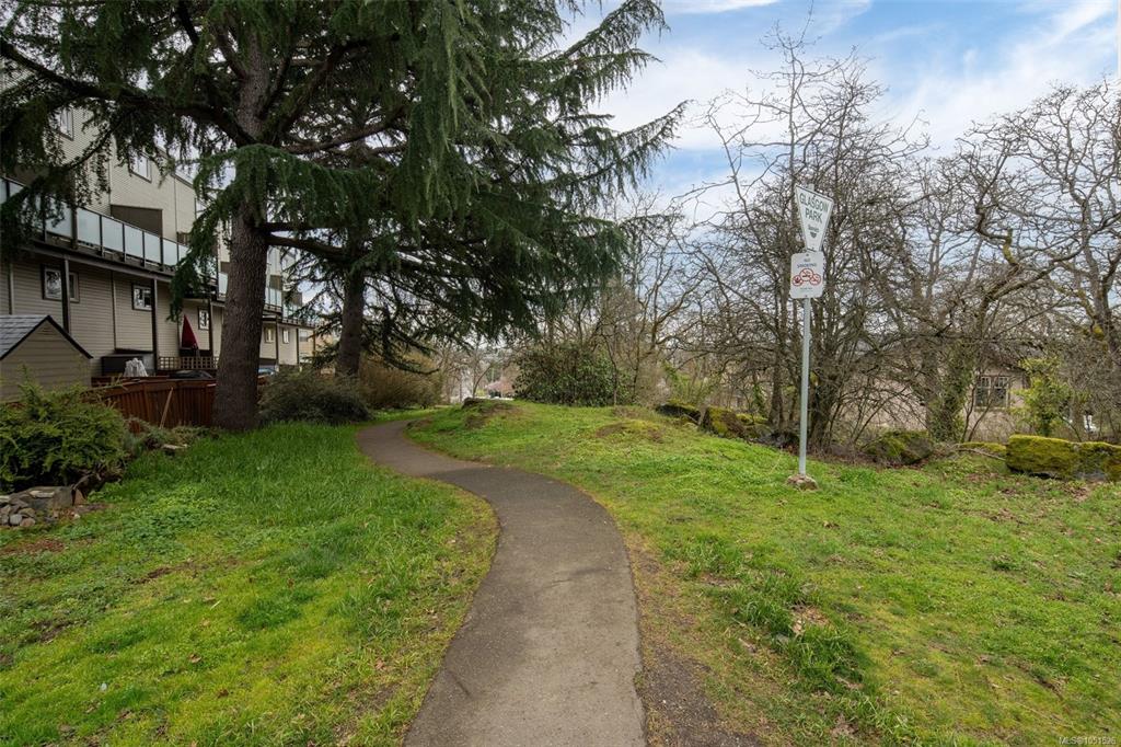 Fifth View of 991 Cloverdale Ave, Saanich, BC, V8X 2T5