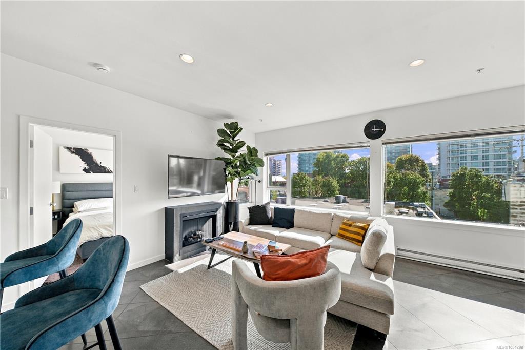 Third View of 848 Mason St, Victoria, BC, V8W 0A2