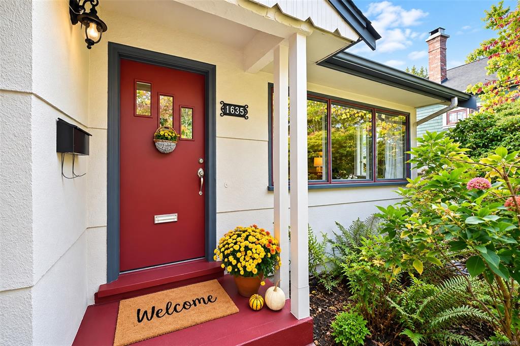Fifth View of 1635 Fairfield Rd, Victoria, BC, V8S 1G4