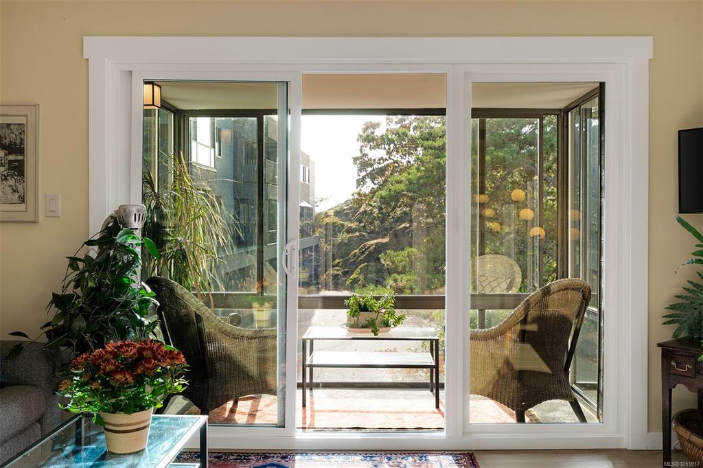 Fifth View of 1433 Faircliff Lane, Faircliff Manor, Victoria, BC, V8S 3J6