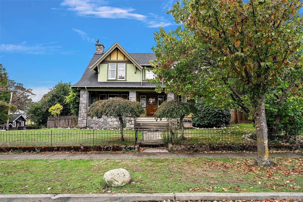 Third View of 1900 Belmont Ave, Victoria, BC, V9R 3Z4