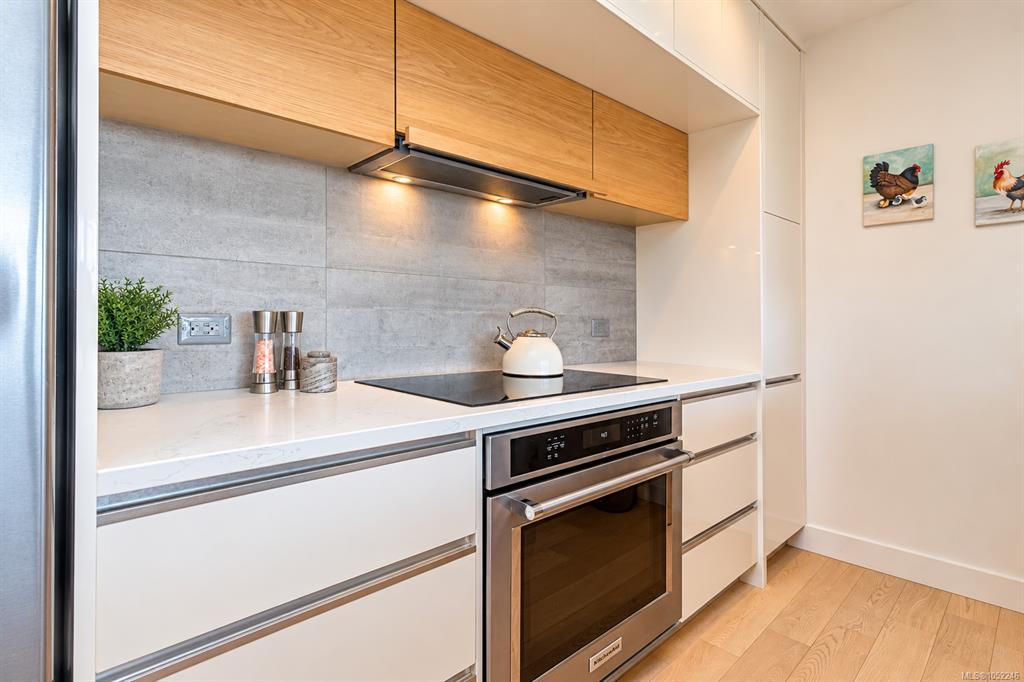 Fifth View of 989 Johnson St, Victoria, BC, V8V 0E3