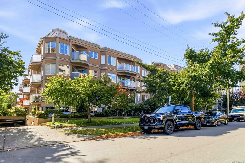 Third View of 405 Quebec St, Victoria, BC, V8V 4Z2