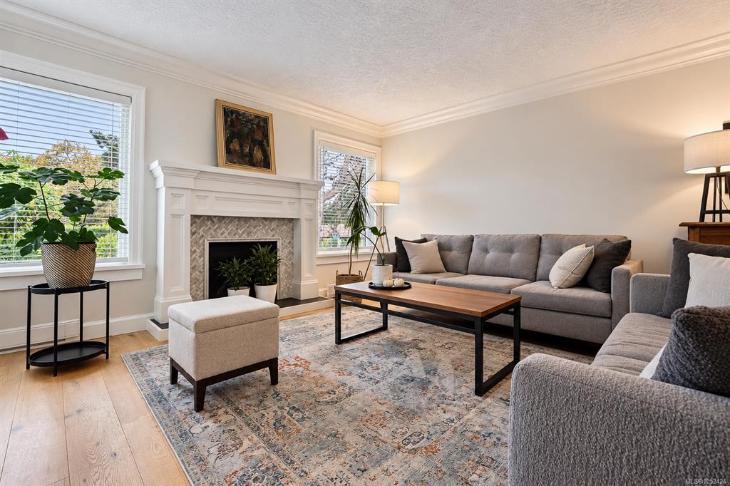 Third View of 901 Foul Bay Rd, Victoria, BC, V8S 4H9
